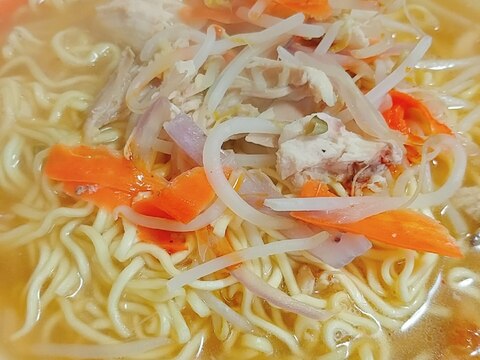 ロティサリーチキン　にんじん　もやしの旨塩ラーメン